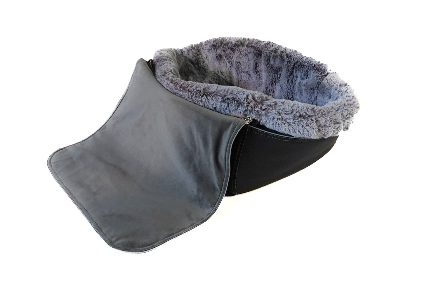 Weekender 4Seasons — Black with contrast stitching, size M