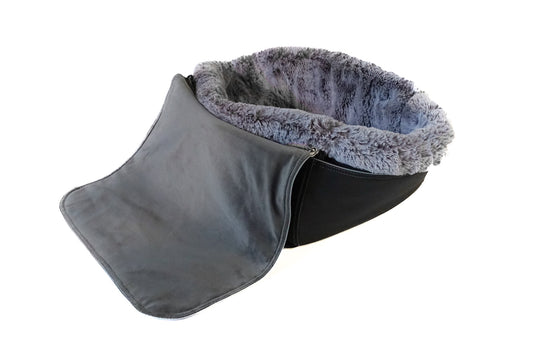 Weekender 4Seasons — Black with contrast stitching, size M