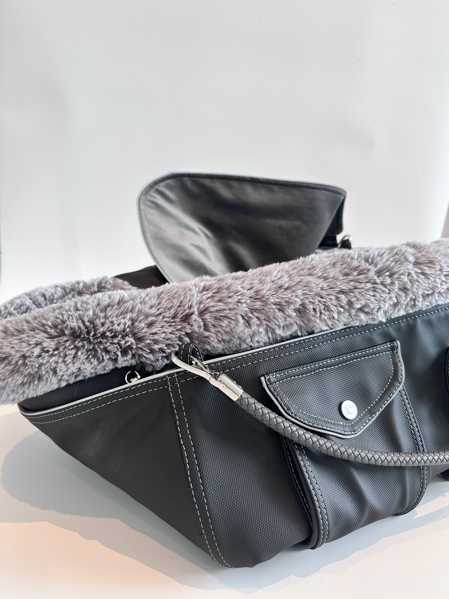 Weekender 4Seasons — Black with contrast stitching, size M