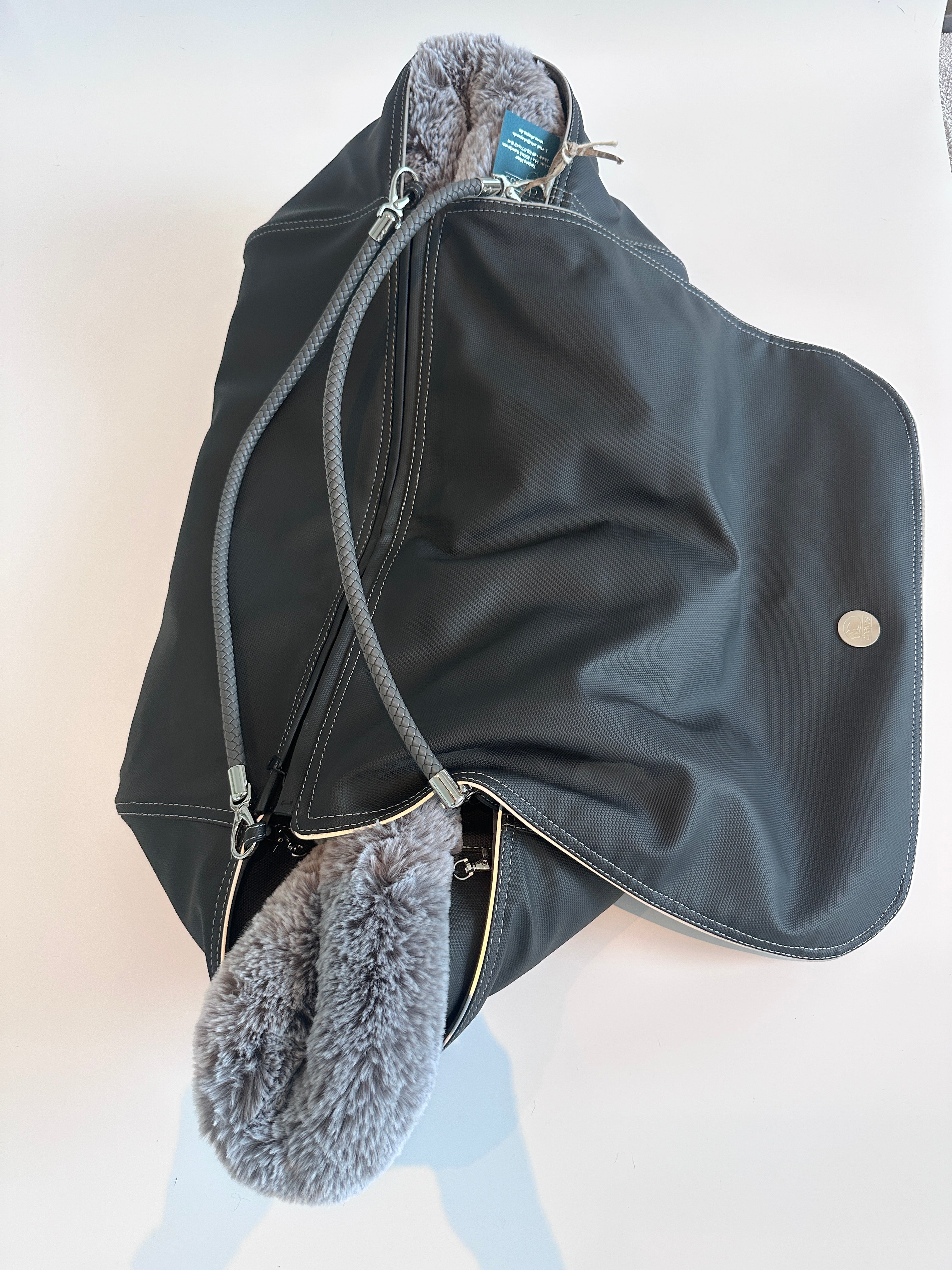 Weekender 4Seasons — Black with contrast stitching, size M